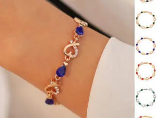 Armband mit herzförmigen Strasssteinen
