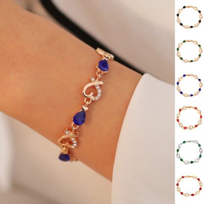 Armband mit herzförmigen Strasssteinen